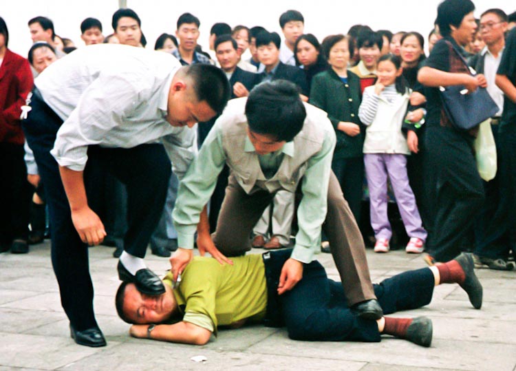 Policiais à paisana detêm praticantes do Falun Gong na Praça da Paz Celestial em Pequim, China, em 1999. (Revista Compassion)