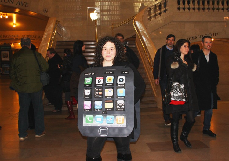 Uma manifestante vestida como um iPhone protesta fora da loja da Apple no ‘Grand Central Terminal’ em Nova York (Hannah Cai/Epoch Times)