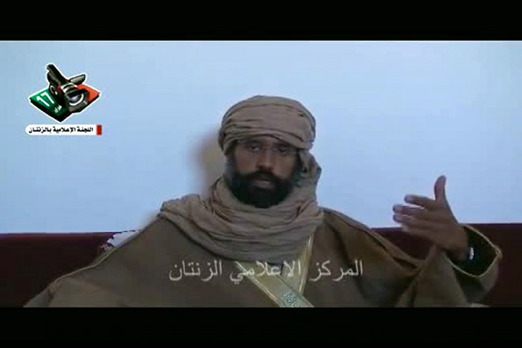 Uma imagem de um vídeo divulgado pelo Centro de Mídia Zintan em 20 de novembro de 2011 mostra Saif al-Islam al-Kadafi, o filho do ditador Muamar Kadafi (AFP/Getty Images)