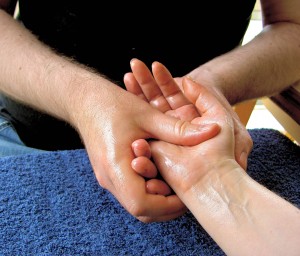 Massagem nas mãos (Lubyanka/Wikimedia Commons)