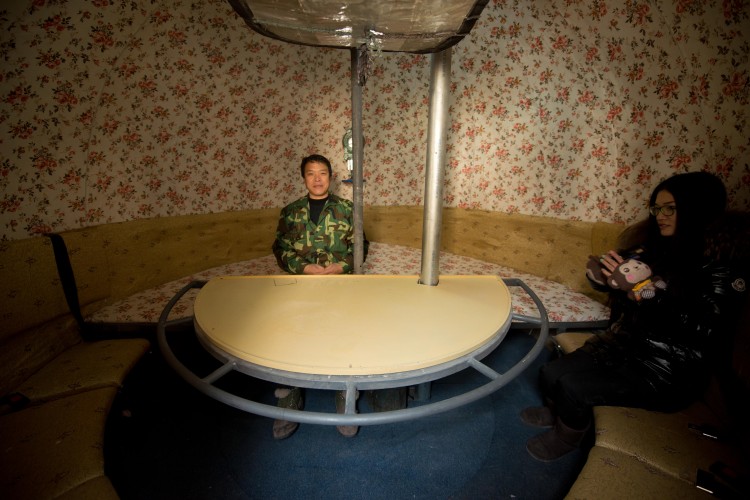 Liu Qiyuan e sua filha dentro de uma das cápsulas (Ed Jones/AFP/Getty Images)