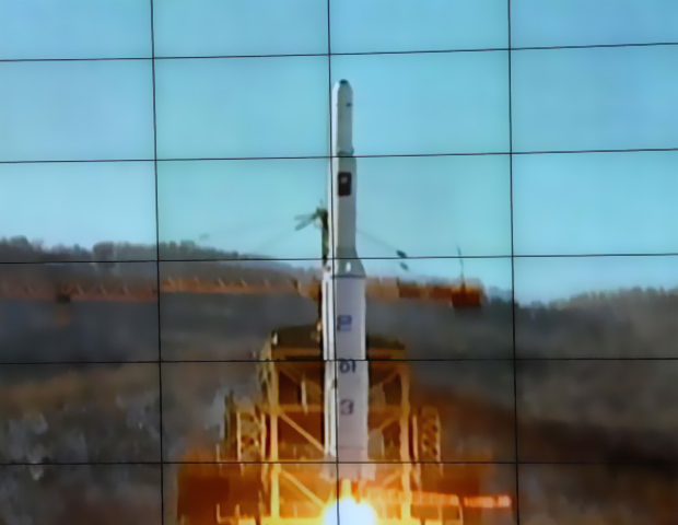 Imagem de divulgação da Agência Nacional de Notícias da Coreia do Norte (KCNA) mostrando o foguete Unha-3. (KNS / AFP / Getty Images)