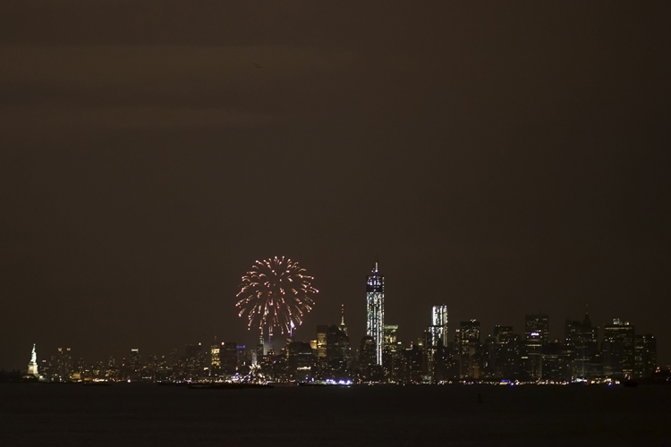 Fogos do porto de Nova Iorque no Ano Novo de 2013 (Deborah Yun/Epoch Times)