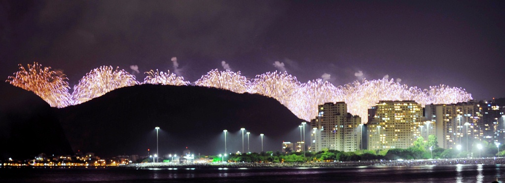 Fogos de artifício iluminam o céu na Praia de Copacabana, no Rio de Janeiro,  1º de janeiro de 2013 (Ari Versiani / AFP / Getty Images)
