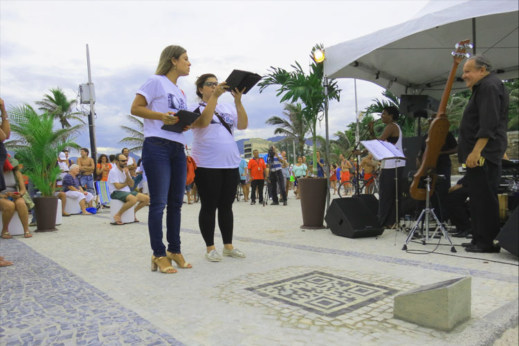 Integrantes do QRio testam o código com seus tablets. Fotografando o mosaico na caçada, o visitante acessa informações sobre o local (Bruno Menezes/The Epoch Times)