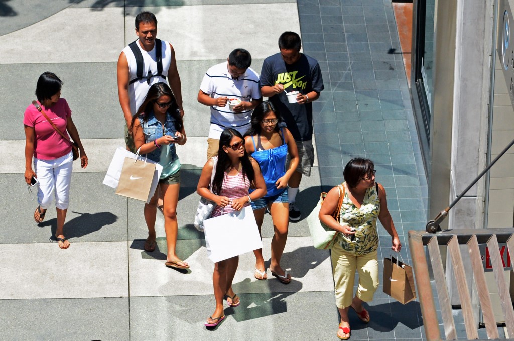 Consumidores em frente às vitrines fazendo compras (Kevork Djansezian/Getty Images) 
