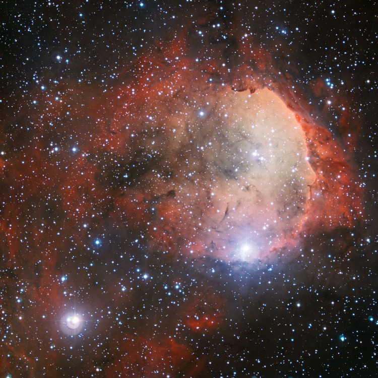 A intensa radiação de várias NGC 3324 é gigantesca, as estrelas azul-branco esculpiram uma cavidade no gás e na poeira que as circundantes. Além disso, a radiação ultravioleta dessas jovens estrelas quentes faz a nuvem de gás brilhar numa riqueza de cores (Observatório European Southern)