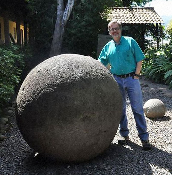 John Hoopes, um professor de antropologia da Universidade do Kansas e diretor do Programa de Estudos das Nações Indígenas Globais, com uma esfera de pedra (Cortesia/John Hoopes)