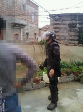 Aldeões enfrentam a polícia de choque durante disputas de terras com oficiais locais da vila de Nunhu, na província de Fujian, China, em 11 de maio. Um policial foi capturado pelos aldeões, amarrado e exibido pela vila (Molihua.org)