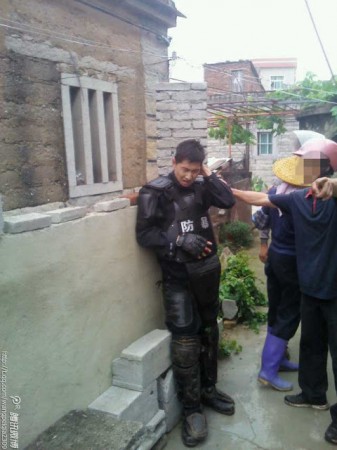 Aldeões enfrentam a polícia de choque durante disputas de terras com oficiais locais da vila de Nunhu, na província de Fujian, China, em 11 de maio. Um policial foi capturado pelos aldeões, amarrado e exibido pela vila (Molihua.org)