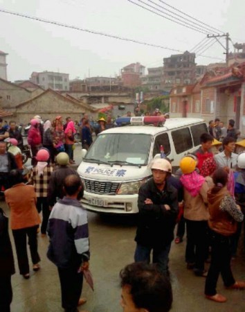 Aldeões enfrentam a polícia de choque durante disputas de terras com oficiais locais na vila de Nunhu, província de Fujian, China, em 11 de maio (Molihua.org)