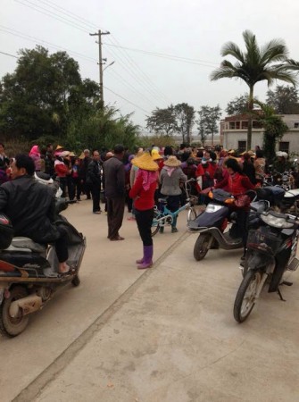 Aldeões enfrentam a polícia de choque durante disputas de terras com oficiais locais na vila de Nunhu, província de Fujian, China, em 11 de maio (Molihua.org)