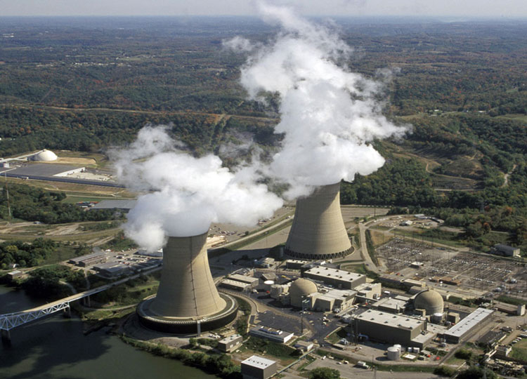 Foto aérea da Usina Beaver Valley, na Pensilvânia, mostrando a evaporação das grandes torres de resfriamento (EUA Nuclear Regulatory Commission)
