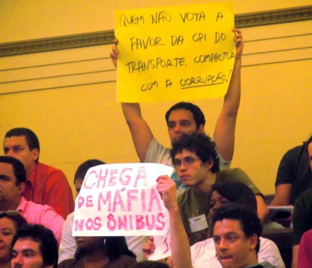 Menifestantes acompanham com cartazes sessão em que foi protocolado requerimento de instalação da CPI dos Ônibus (Joana Ferreira/Epoch Times)