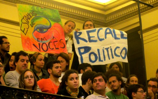 Menifestantes cobram representatividade e pressionam pela aprovação de comissão para investigar concessões de ônibus no Rio de Janeiro (Joana Ferreira/Epoch Times)
