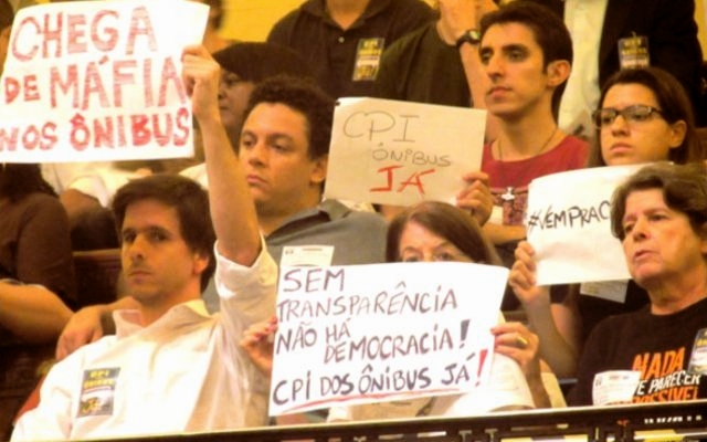 Menifestantes pressionam parlamentares durante sessão em que foi protocolado requerimento de CPI para investigar contratos dos ônibus no Rio (Joana Ferreira/Epoch Times)