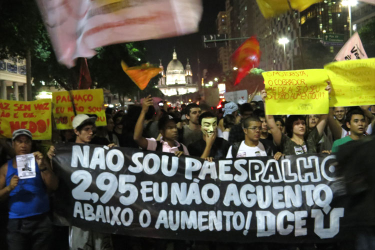 Marcha nacional contra o aumento da passagem de ônibus. Rio de Janeiro, 6 de maio de 2013 (Bruno Menezes/The Epoch Times)
