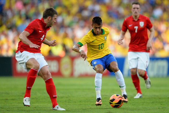 Neymar disputa com Michael Carrick, da Inglaterra, durante o amistoso entre Brasil e Inglaterra, que reinaugurou o Estádio do Maracanã em 2 de junho de 2013 (Laurence Griffiths / Getty Images)