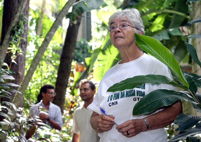 A imagem de arquivo mostra a missionária norte-americana irmã Dorothy Stang trabalhando na floresta amazônica, no Pará, em 2004. Ela foi assassinada  em fevereiro de 2005, em Anapu, oeste do Pará, (Carlos Silva / AFP / Getty Images)
