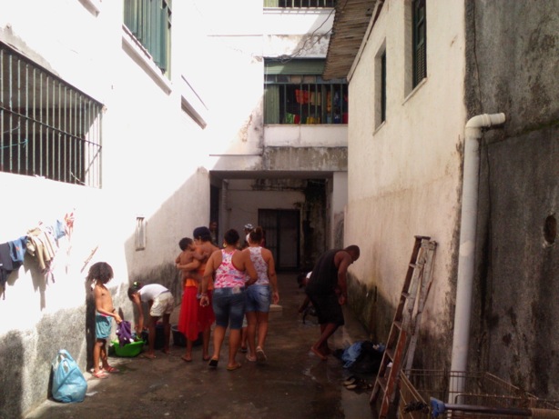 Moradores do abrigo na antiga Clínica Ana Nery, em Salvador, Bahia, em junho de 2013 (Miguel Campos / Epoch Times) 