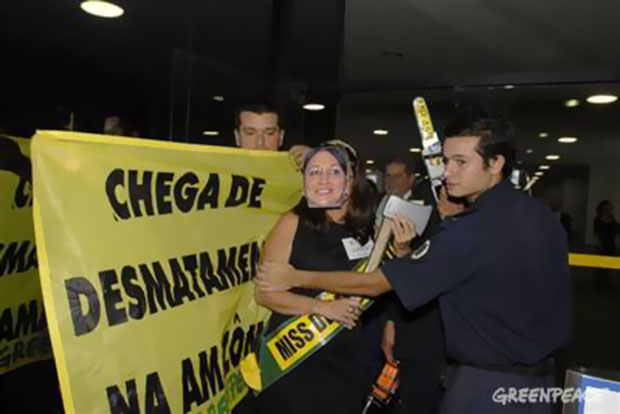 Ativistas protestam sobre a atuação da senadora Kátia Abreu contra o meio-ambiente 