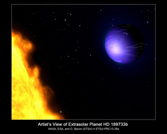 Visão artística do planeta HD 189733b orbitando sua estrela mãe. O Telescópio Espacial Hubble, da NASA, mediu a cor da luz do planeta, que é um azul profundo. (NASA, ESA, e G. Bacon (STScI))