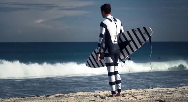 Um dos dois novos trajes de mergulho desenhados por uma empresa de design em parceria com uma universidade na Austrália. A roupa é destinada a confundir os tubarões, fazendo com que o usuário pareça totalmente diferente de uma presa normal. (Captura de tela / YouTube)