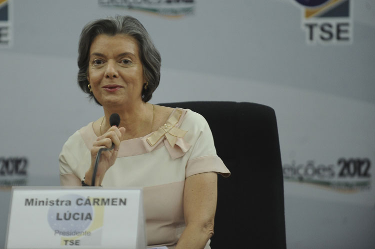 A minista Cármen Lúcia, presidente do Tribunal Superior Eleitoral (TSE), numa entrevista coletiva (Elza Fiuza/ABr)