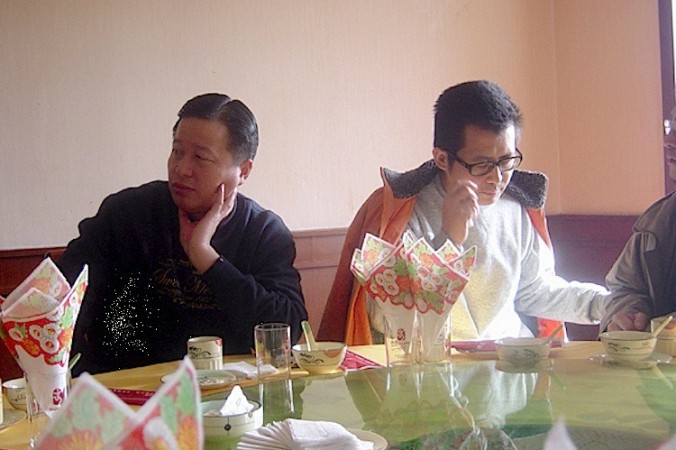 Gao Zhisheng (à esquerda) e Guo Feixiong num restaurante em 2006
