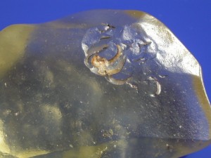 Líbia Desert Glass: Várias peças mostram este tipo de marcas. Como é que elas se formam? (Marmet Meteorites)