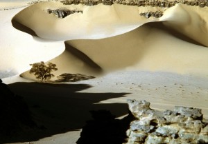 Dunas de areia no deserto egípcio. O fenômeno poderia ser capaz de elevar a temperatura da areia do deserto, pelo menos, 1800 graus centígrados, lançando-o em grandes folhas de vidro sólido verde-amarelo? (Wael Abed / AFP / Getty Images)