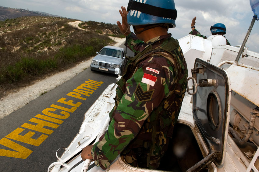 Soldado da Força Interina da ONU no Líbano fazendo patrulha (UNIFIL)