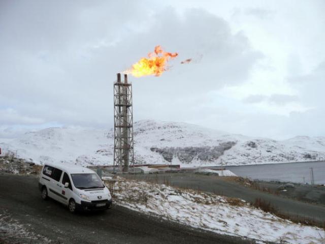 Metano liberado pelo degelo que ocorre no Ártico é uma verdadeira bomba relógio, alertam os estudiosos (NINA LARSON/AFP/Getty Images)