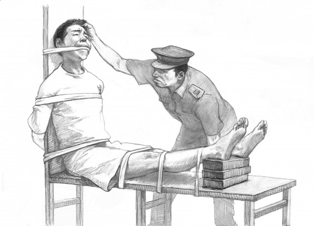 Na tortura chamada "banco do tigre", retratada no desenho, a elevação das pernas causa dor excruciante. Torturas são rotineiramente usadas em praticantes do Falun Gong detidos na China (Minghui.org)