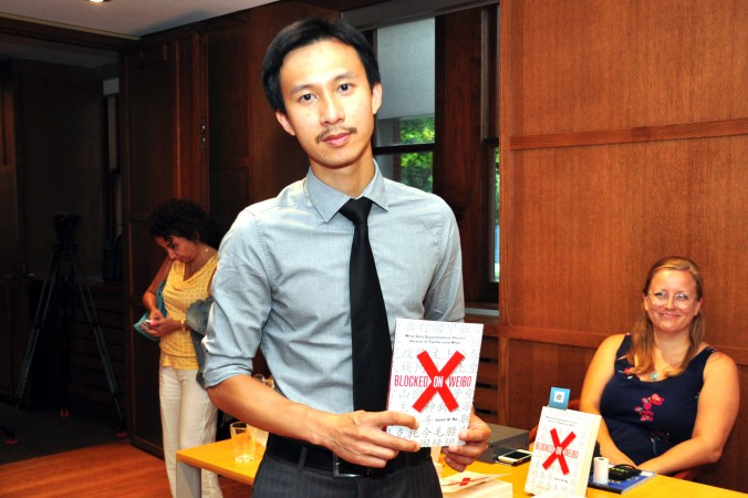 Jason Q. Ng, um Google Policy Fellow no Laboratório Cidadão da Universidade de Toronto, no lançamento de seu novo livro "Bloqueado no Weibo" (Zhou Xing/Epoch Times)