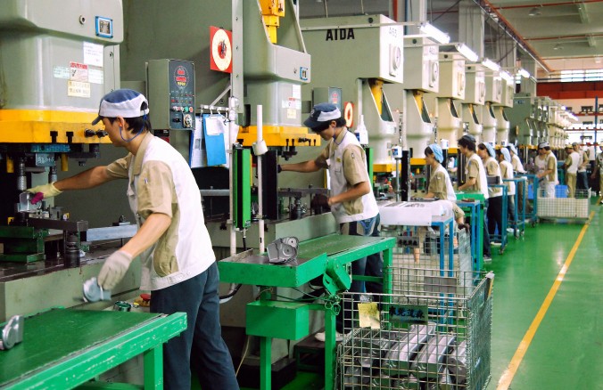Funcionários produzem diversos componentes na fábrica Mansfield Manufacturing em Dongguan, província de Guangdong, sul da China. A região teve enorme expansão voltada para as exportações nos últimos anos, mas o aumento dos custos de produção e a queda da demanda dos EUA e da Europa têm marcado um rápido fim do boom. Após as leis trabalhistas mudarem no ano passado, metade das fábricas em Dongguan faliu (STR/AFP/Getty Images)