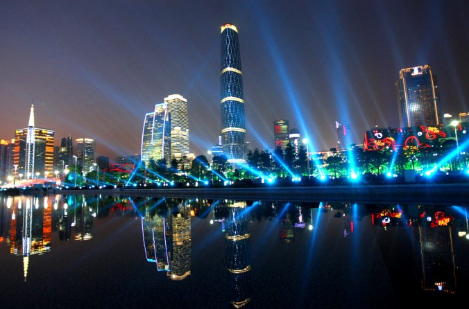 Luzes riscam o céu no ensaio final para a cerimônia de abertura dos 16º Jogos Asiáticos em Guangzhou em 2010. A cidade mais forte na China em termos de força econômica, Guangzhou se tornou um deserto cultural, onde as pessoas só valorizam o dinheiro (AFP/Getty Images)
