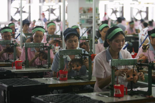Trabalhadores montam bonecas na Jetta Industries Co. Ltd. em Guangzhou, China (Feng Li/Getty Images)