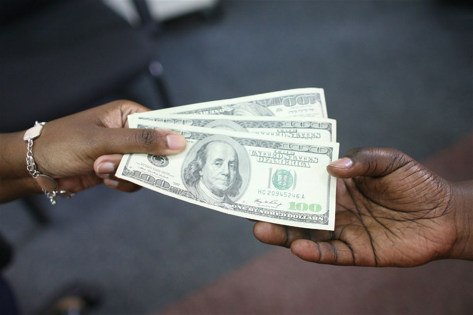 Países em desenvolvimento perdem entre 20 e 40 bilhões de dólares para a corrupção (Edgar Mwakaba/IRIN)