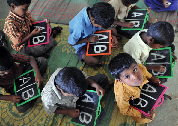 Crianças indianas aprendem o alfabeto numa escola primária na periferia de Hyderabad (Noah Seelam/AFP/Getty Images)