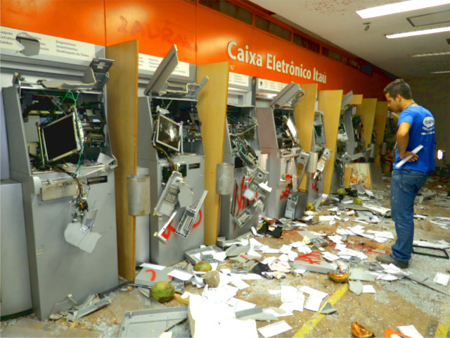 Agência bancária depredada por manifestantes no protesto de 17 de junho de 2013, no Centro do Rio (Bruno Menezes/Epoch Times)