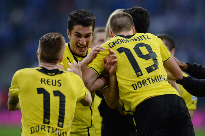 O atacante Aubameyang comemora com o meia Grosskreus e o meia-atacante Reus o primeiro gol do Borusia Dortmund contra o Schalke (Patrik Stollarz/AFP/Getty Images)