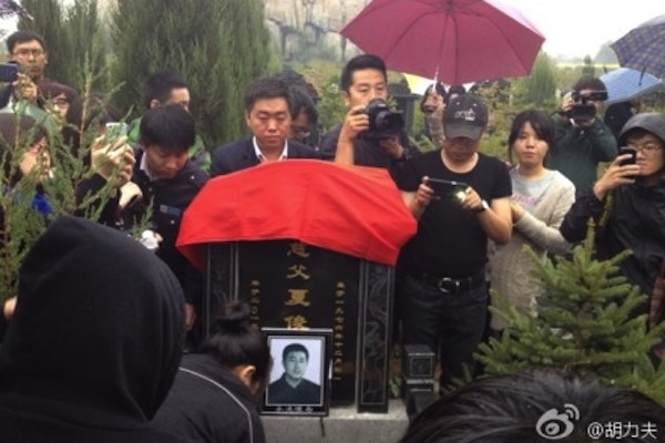 Familiares, amigos e simpatizantes assistem ao funeral de Xia Junfeng no Cemitério Memorial Floresta no subúrbio da cidade de Shenyang (Weibo.com)