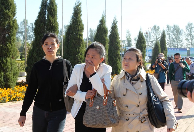 Zhang Jing (centro), a esposa de Xia Junfeng, a caminho da Casa Funerária Dongling em 26 de setembro, na cidade de Shenyang, China. Xia Junfeng, um vendedor ambulante de 36 anos, foi executado no dia anterior por matar dois policiais da gestão urbana e ferir outro em 2009 (ChinaFotoPress/Getty Images)