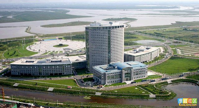 Este prédio do governo na cidade de Harbin, província de Heilongjiang, custou 1,8 bilhão de yuanes (US$ 294 milhões) para construir (360doc.com)