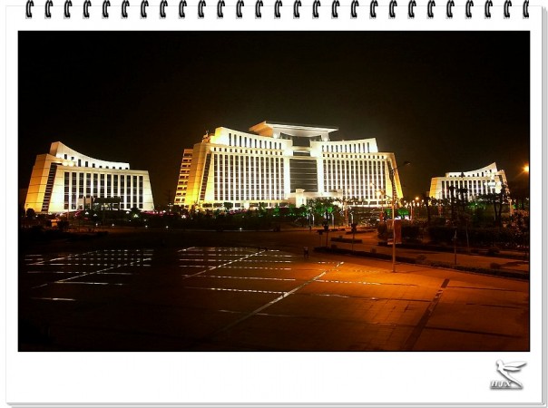 Um edifício administrativo na cidade de Qinzhou, província de Guangxi, que custou 2 bilhões de yuanes (US$ 327 milhões) (360doc.com)