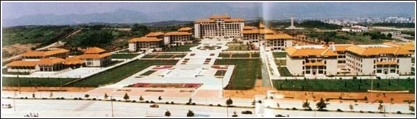 A sede do governo de Yixing, província de Jiangsu, possui um complexo administrativo que é frequentemente comparado a um palácio (360doc.com)
