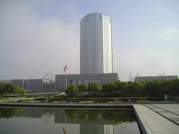Um prédio do governo no distrito de Pudong, província de Shanghai (360doc.com)