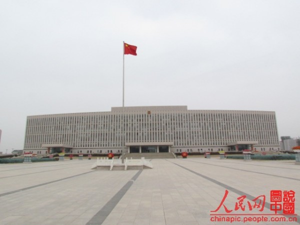 O edifício do governo de Bayannur, na Mongólia Interior, foi construído em 2005 por 210 milhões de yuanes (US$ 34 milhões) e abrange uma área de 58 mil metros quadrados, além de uma praça de 120 mil metros quadrados (360doc.com)
