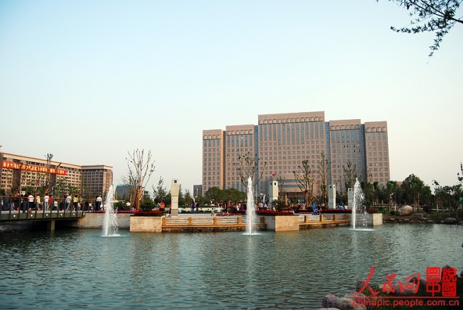 Vista diurna do prédio do governo da cidade de Xinxiang na província de Henan (360doc.com)